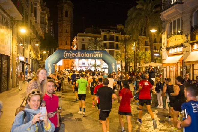 Héctor Varona se impone en una 15K Nocturna Valencia Banco Mediolanum con 8.500 corredores