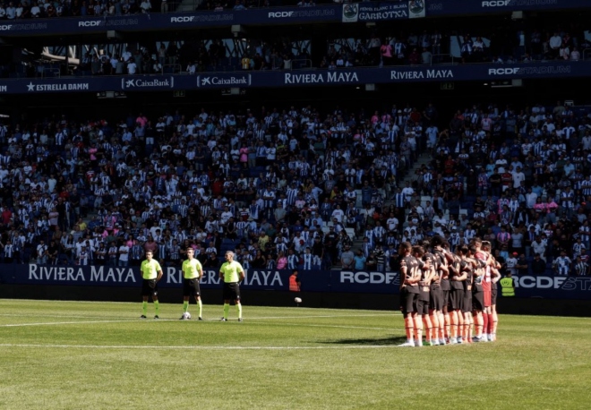 Los jugadores del Valencia CF guardan un minuto de silencio en Cornellà