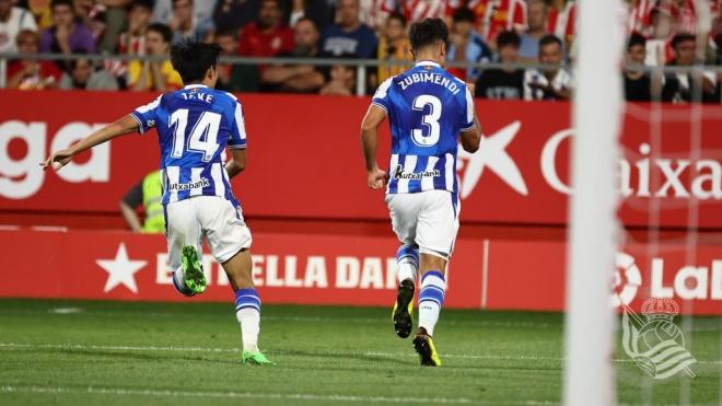 Kubo corre a felicitar a Zubimendi por su gol ante el Girona en Montilivi. (Foto: LaLiga)