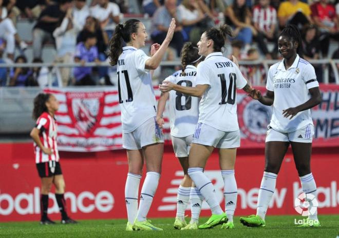 Las jugadoras del Real Madrid femenino celebran un gol.