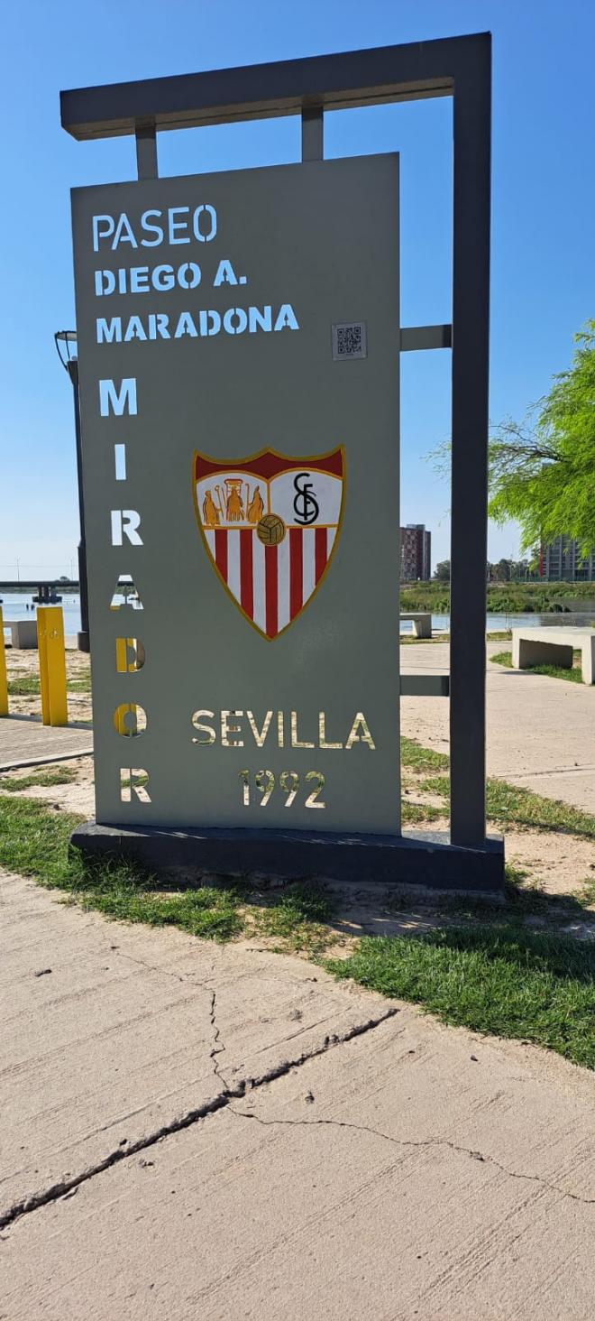 Un escudo del Sevilla en el paseo Diego Maradona.