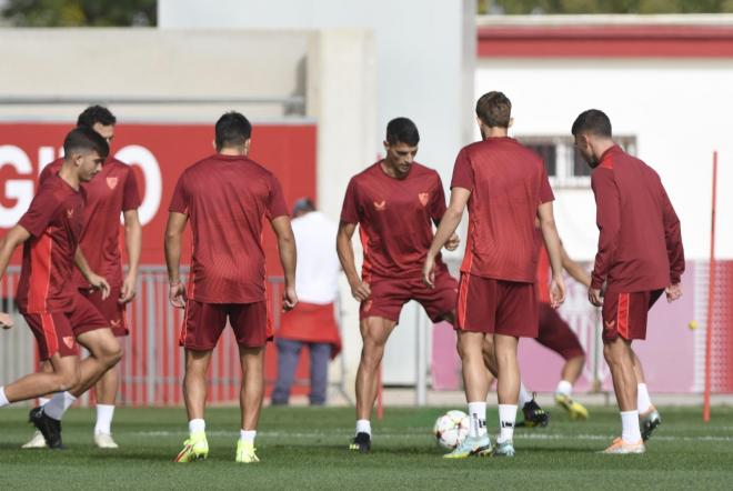 Los jugadores del Sevilla, en el entrenamiento de este martes (Foto: Kiko Hurtado).