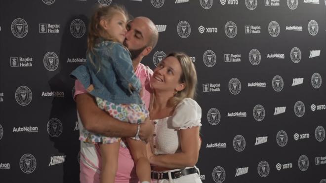 Higuain besa a su hija y mujer en su retirada