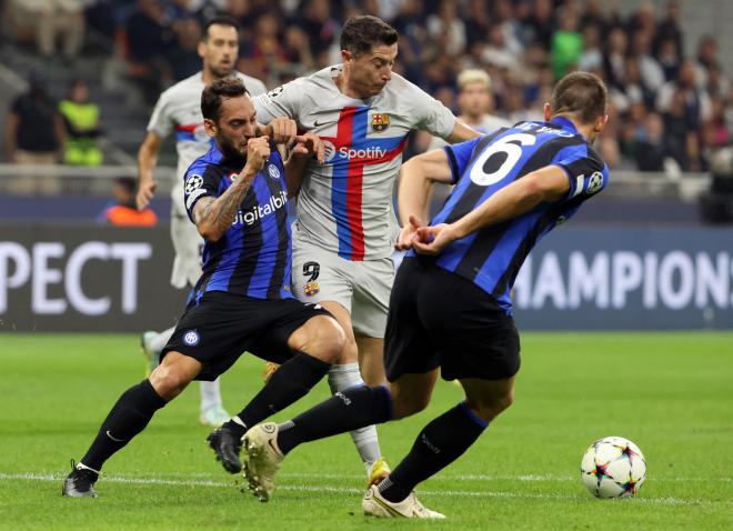Lewandowski pelea un balón con dos jugadores del Inter (FOTO: EFE).