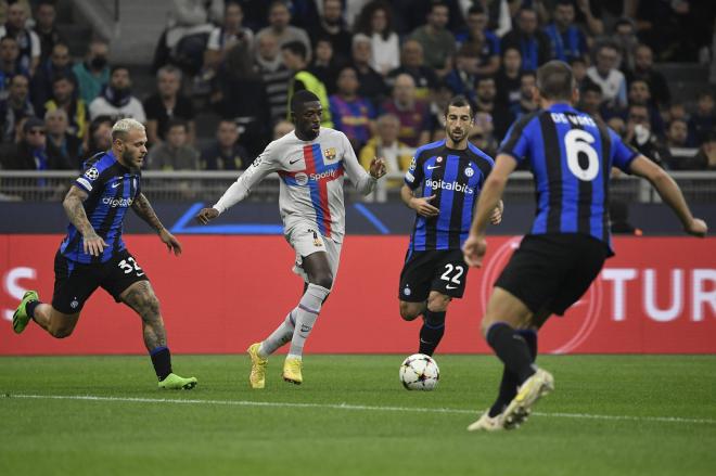 Dembélé conduce un balón en el Inter-Barcelona.