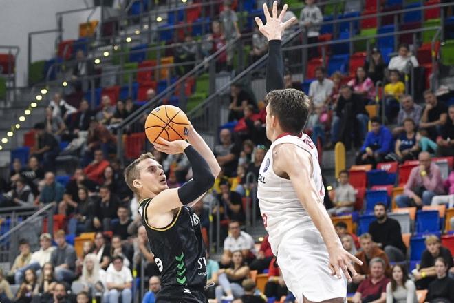 Hakanson se eleva ante un rival del ERA Nymburk (Foto: Surne Bilbao Basket)