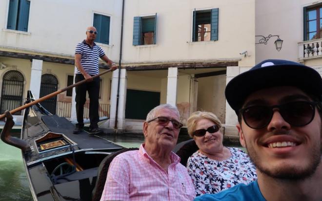 Edgar Vicedo, junto a sus abuelos en un viaje a Venezia (Foto: Instagram)