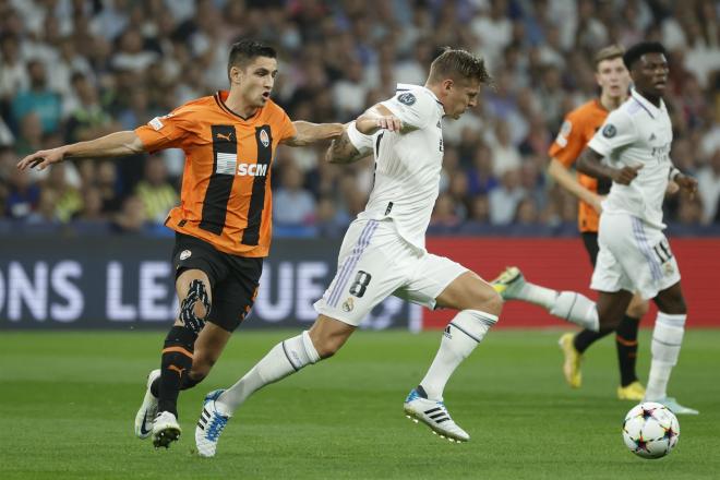 Kroos se lleva el balón ante la presión rival en el Real Madrid-Shakhtar (FOTO: Cordón Press).