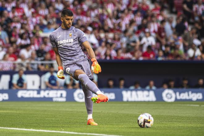 Rulli, uno de las recomendaciones de la jornada 8, lanza un balón durante el Atlético-Villarreal (FOTO: Cordón Press).