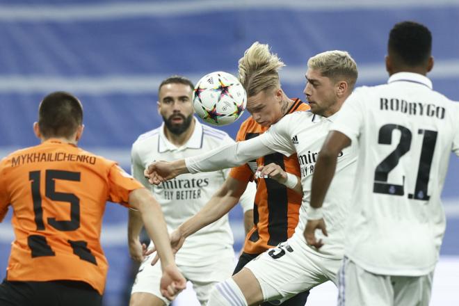 Mudryk y Fede Valverde pelean un balón en el Real Madrid-Shakhtar (Foto: RMCF).