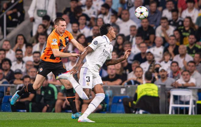 Éder Militao gana un balón en el Real Madrid-Shakhtar (Foto: Cordon Press).