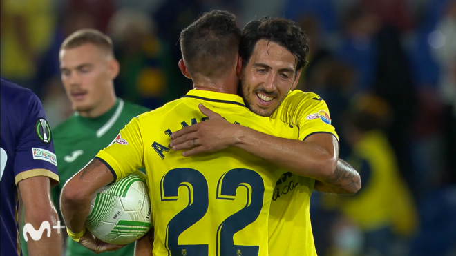 Celebración entre Morales y Parejo en el Villarreal-Austria Viena.