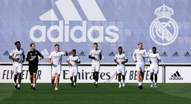 Varios jugadores del Real Madrid durante un entrenamiento (Foto: RM).