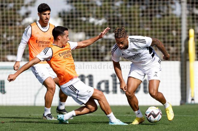 Lucas Vázquez, Mariano y Asensio, en un entrenamiento del Real Madrid (Foto: RM).