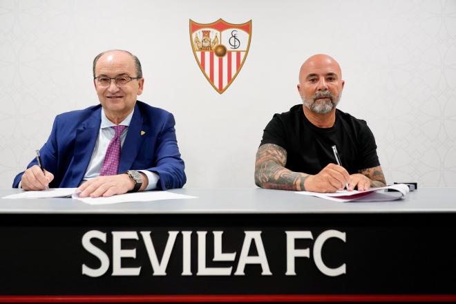Sampaoli, junto a Pepe Castro, firmando su nuevo contrato (Foto: SFC).