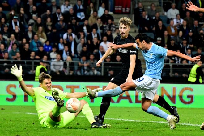 Disparo de Pedro en el Sturm Graz-Lazio (Foto: EFE).