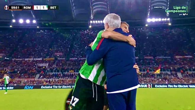 El abrazo de Mourinho a Joaquín.