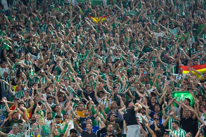 Imágenes de la fiesta del Betis tras ganar a la Roma (Foto: Javier Martín Pérez).