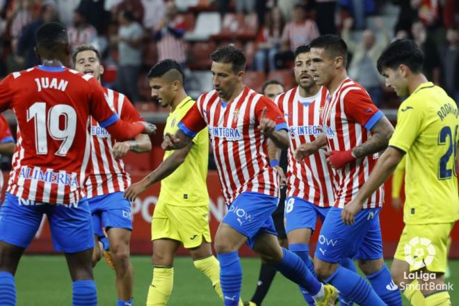 Celebración del gol de Aitor durante el Sporting-Villarreal B (Foto: LaLiga).