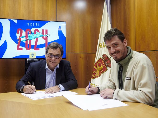 Cristian Álvarez firma su renovación junto a Sanllehí (Foto: RZ).