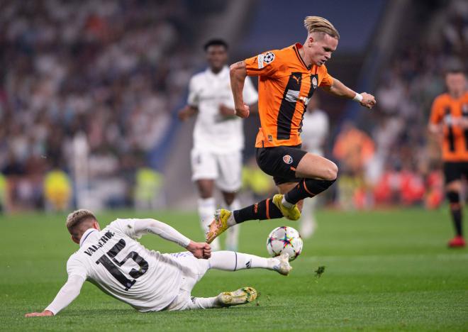 Fede Valverde le roba un balón Mudryk en el Real Madrid-Shakhtar Donetsk (Foto: Cordon Press)