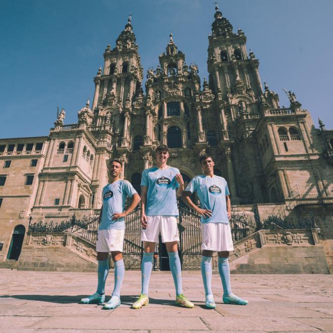 Kevin Vázquez, Larsen y Veiga en la Catedral de Santiago (Foto: RC Celta).