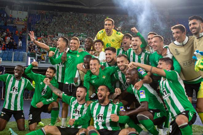 Imágenes de la fiesta del Betis tras ganar a la Roma (Foto: Javier Martín Pérez).