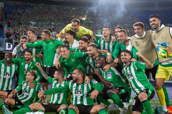 Imágenes de la fiesta del Betis tras ganar a la Roma (Foto: Javier Martín Pérez).