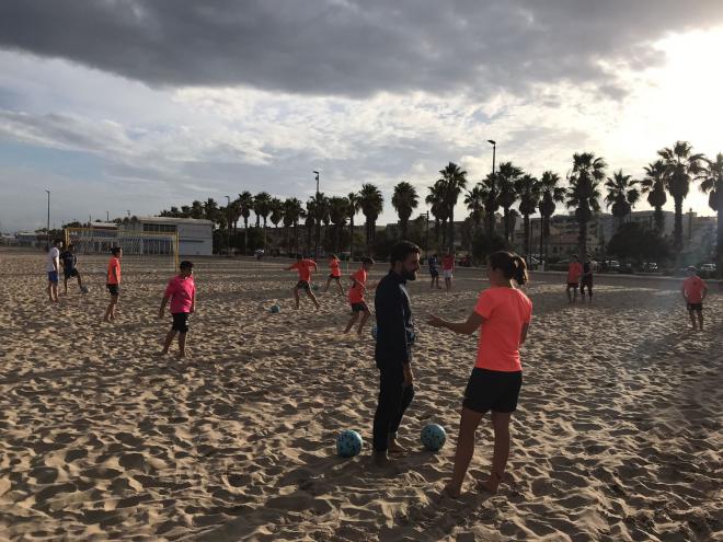 La Fundación Deportiva Municipal inaugura una nueva instalación de fútbol playa en la Malva-rosa