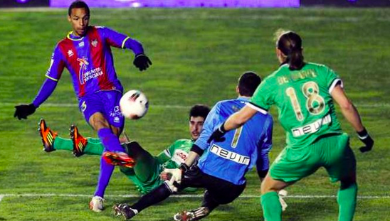 Recuerdos del último Levante-Racing en Orriols, 1-1. (Foto: Twitter Levante UD).