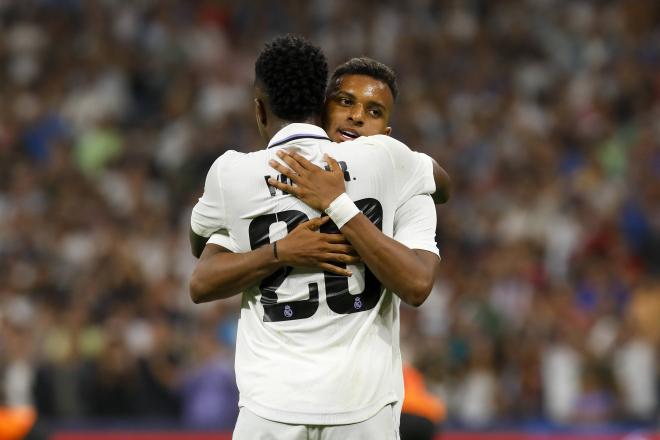 Vinícius y Rodrygo celebran un gol del Real Madrid (Foto: Cordon Press).