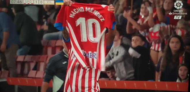 Aitor García, con la camiseta de Nacho Méndez.