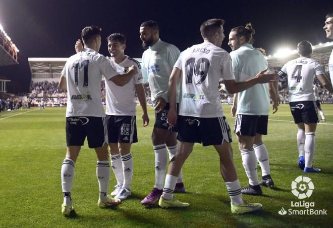 Los jugadores del Burgos celebran uno de los goles ante el Alavés en la Liga Smartbank.