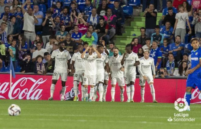 Los jugadores del Real Madrid celebran el gol de Militao.