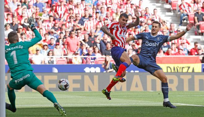 Correa, en la acción del 1-0 en el Atlético-Girona (Foto: ATM).