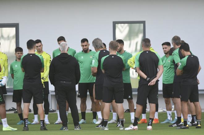 Pellegrini charla con sus hombres en el entrenamiento de este sábado (Foto: Kiko Hurtado).