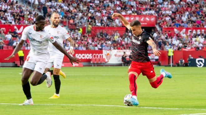 Berenguer encara a Nianzou y Gudelj ante el Sevilla (Foto: Athletic Club).