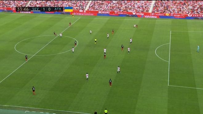 La imagen de la polémica en el Sevilla-Athletic.