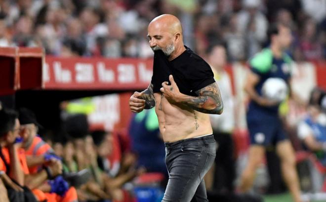 Jorge Sampaoli se lamenta durante el Sevilla-Athletic (Foto: Kiko Hurtado).