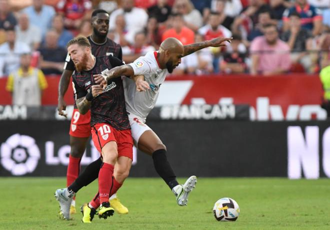 Iker Muniain recibe un golpe de Marcao durante el Sevilla-Athletic (Foto: Kiko Hurtado).