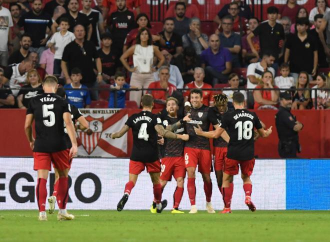 Celebración del gol de Mikel Vesga durante el partido Sevilla-Athletic Club (Foto: Kiko Hurtado).