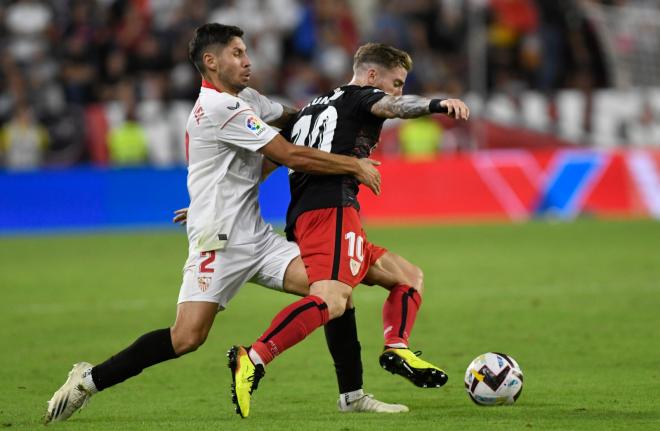 Iker Muniain protege el balón durante el Sevilla-Athletic (Foto: Kiko Hurtado).