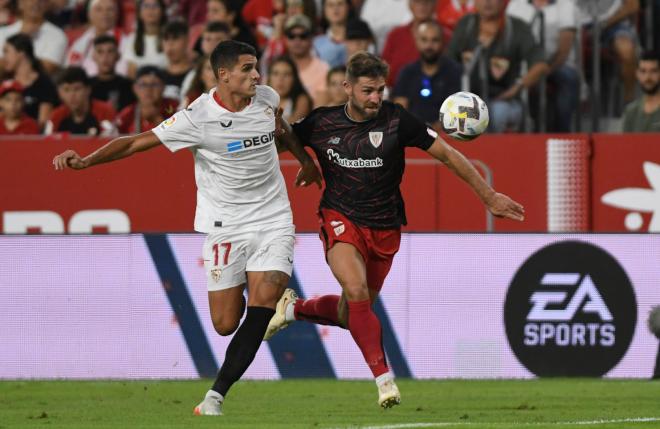 El central Yeray Álvarez pugna con Lamela durante el reciente Sevilla FC-Athletic Club del Pizjuán (Foto: Kiko Hurtado).