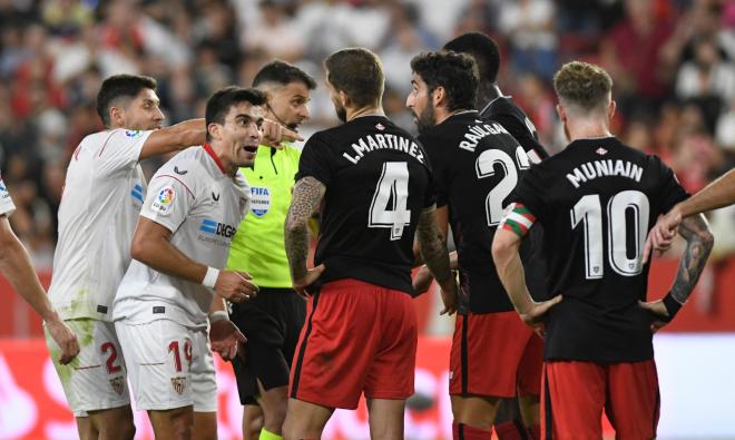 Protestas a Jesús Gil Manzano durante el Sevilla-Athletic (Foto: Kiko Hurtado).