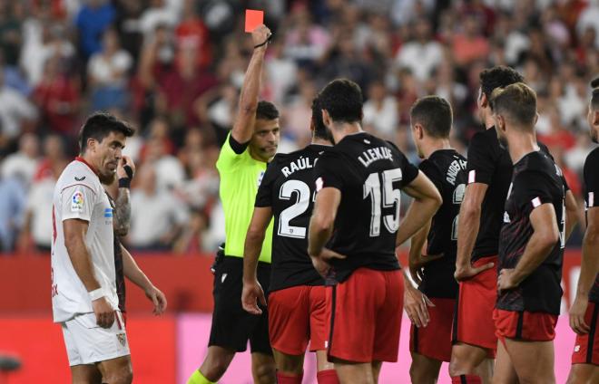 Jesús Gil Manzano expulsa a Ander Herrera durante el Sevilla-Athletic (Foto: Kiko Hurtado).
