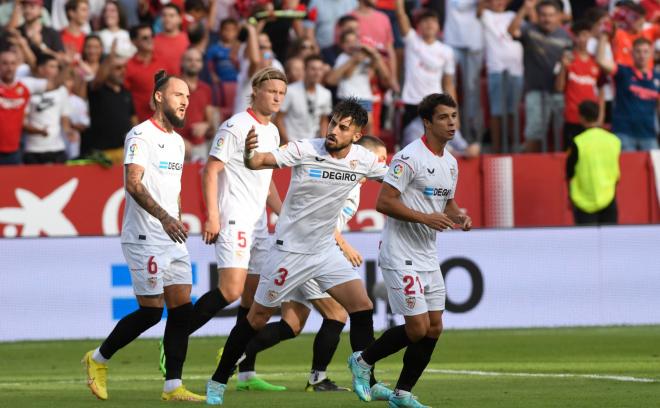 El Sevilla celebra el gol de Óliver Torres al Athletic (Foto: Kiko Hurtado).