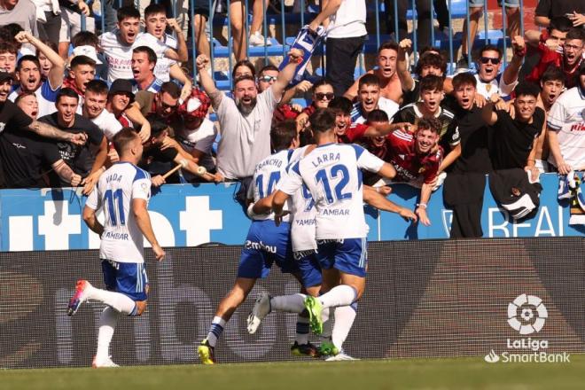 Iván Azón celebra su gol durante el Zaragoza-Oviedo (Foto: LaLiga).