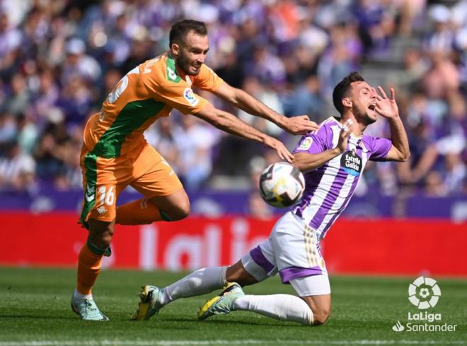 Pezzella y su expulsión en el Valladolid-Betis (Foto: LaLiga).