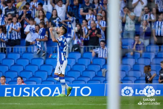 Brais Méndez mira al cielo tras marcar ante el Villarreal (Foto: LaLiga).