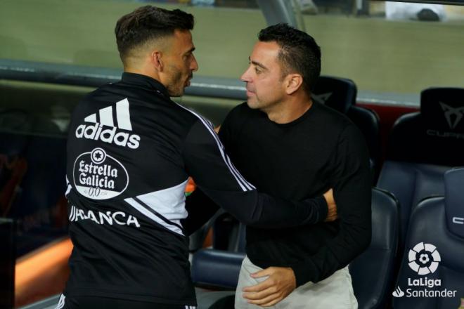 Xavi Hernández saluda a Ariel Broggi en el Barcelona-Celta (Foto: LaLiga).